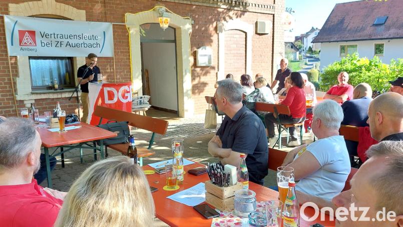 In Auerbach wird die Maikundgebung bereits am Vorabend im Biergarten abgehalten. Der abendliche Termin lockte rund 60 Zuhörer zur Zusammenkunft. Bild: mfh
