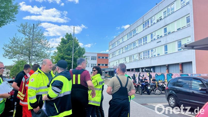 Gut zwei Stunden sind Rettungsdienste und Polizei am Gymnasium Eschenbach im Einsatz. Bild: Gabi Schönberger