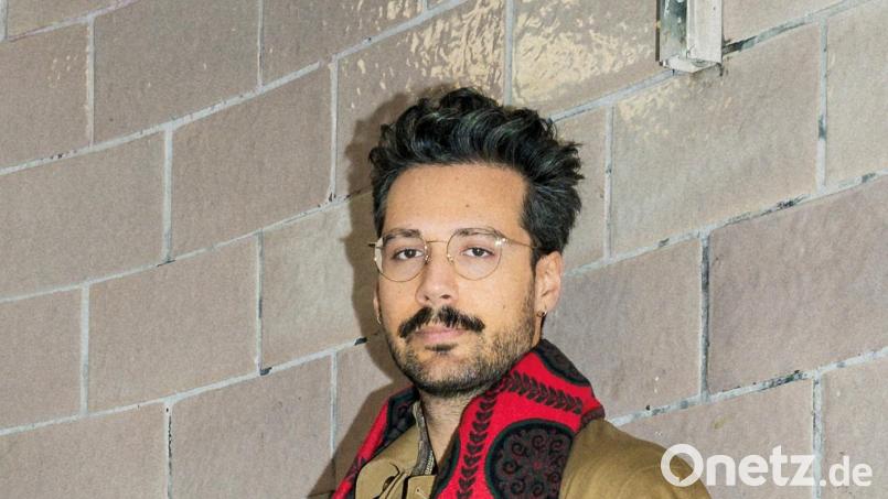 Turmstipendiat Ozan Zakariya Keskinkılıç stellt sich im Rahmen einer Lesung dem Oberpfälzer Publikum vor. Bild: Mirko Lux/exb