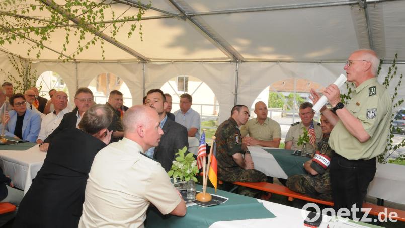 Zur Feier des 20-jährigen Bestehens der Bundesanstalt für Immobilienaufgaben sprach der Leiter des Bundesforstbetriebes Grafenwöhr, Leitender Forstdirektor Alexander Krone (rechts), zu den Partnern seiner Institution. Bild: ge