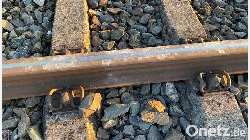 Kratzspuren an den Schienen zeigen, wo der Zug über die Schottersteine bei Kümmersbruck gefahren ist. Bild: Bundespolizei