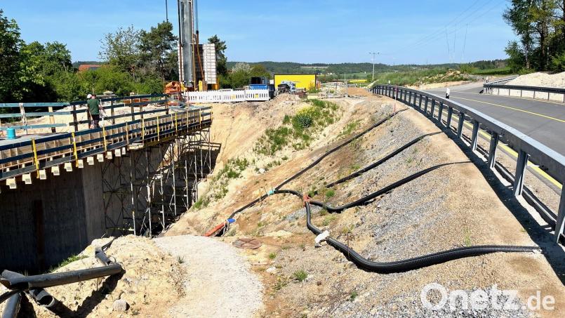 Seit Mai 2024 wird bei Irchenrieth eine neue Brücke gebaut. Die alte Brücke war laut Staatlichem Bauamt Amberg-Sulzbach nicht mehr sanierbar. Bild: Gabi Schönberger