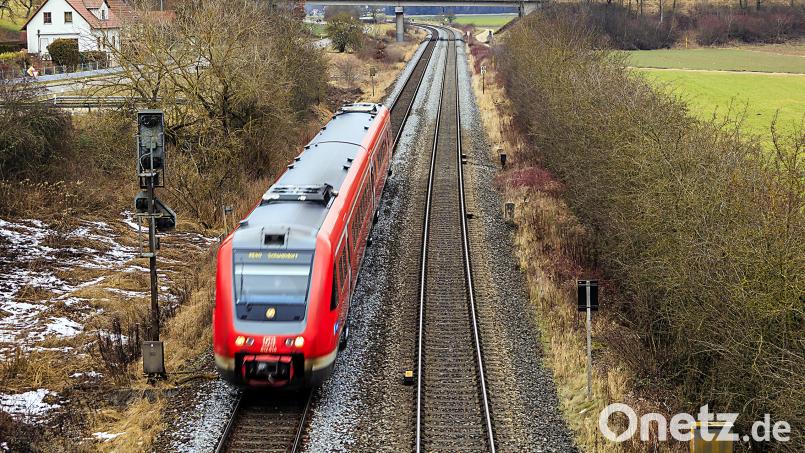 Zwischen Hof und Regensburg fahren die Regionalzüge noch immer mit Diesel statt Strom. Um sie zu elektrifizieren, braucht es wohl eine neue Trasse, die auch Weiden berührt. Archivbild: Hösamer