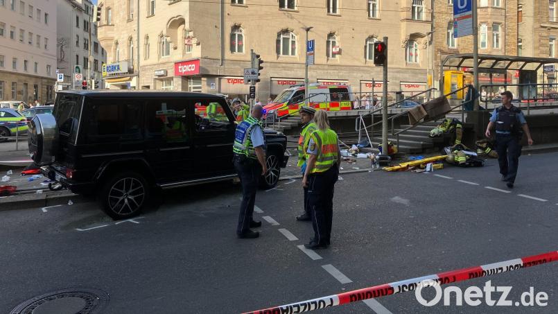 Am frühen Abend fährt ein Fahrzeug in eine Menschengruppe an einer Bahnhaltestelle. Bild: Marco Krefting/dpa