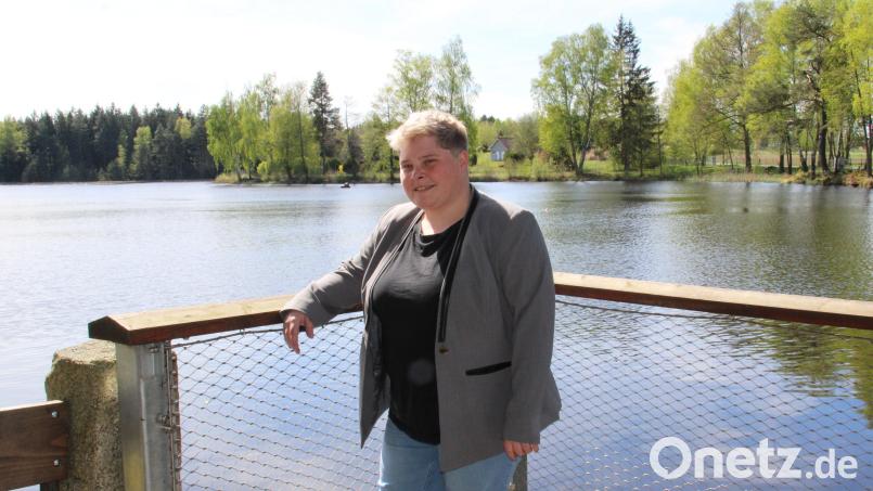 Bettina Krapfl hält sich gerne in der Natur auf. Einer ihrer Lieblingsorte ist der Große Weiher. Bei den Kommunalwahlen im nächsten Jahr bewirbt sich die Marktgemeinderätin für die Freien Wähler für das Bürgermeisteramt in Plößberg. Bild: prh