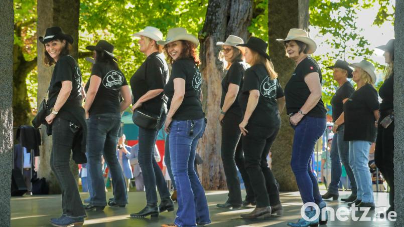 Bei der offiziellen Eröffnung des Tanzpavillons im Englischen Garten machten die Saloon Dancer den Anfang. Bild: Wolfgang Steinbacher