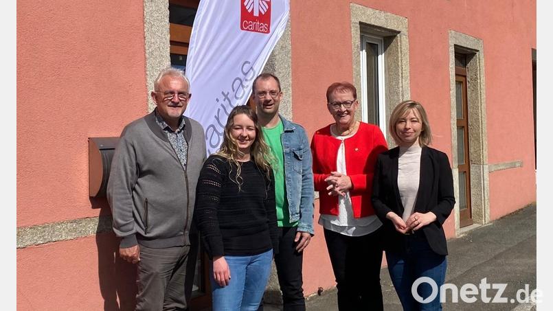 Bürgermeister Rudolf Schopper (links) freut sich, dass Michaela Treml und zweite Bürgermeisterin Maria Sauer (von rechts) das Hilfsangebot organisiert haben. Tamara Bauer und Andreas Wagmüller von der Caritas unterstützen das Vorhaben. Bild: fz