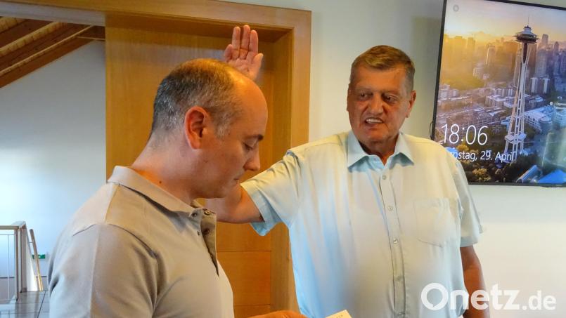 Der dienstälteste Fensterbacher Gemeinderat Franz Ziegelmeier (rechts) amtiert ab sofort als weiterer Stellvertreter des im Krankenstand befindlichen Bürgermeisters Christian Ziegler. Florian Adam (links), der seit Monaten die Amtsgeschäfte zu leiten hat, nimmt ihm den Eid ab. Bild: Houschka