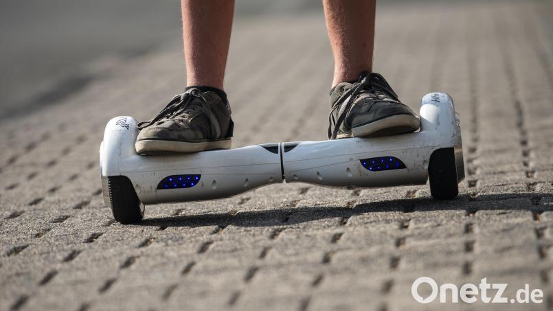 Ein Hoverboard. Weil sie mit einem umgebauten Exemplar unterwegs war, hat eine Neunjährige in Rieden jetzt Probleme mit der Polizei bekommen. Symbolbild Andreas Arnold/dpa