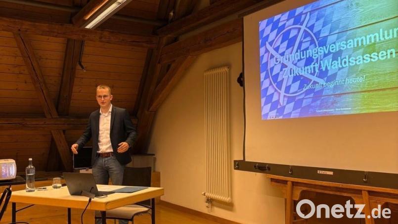 Nico Sommerer bei der Gründungsversammlung. Der Waldsassener ist Vorsitzender der neuen Wählervereinigung &quot;Zukunft Waldsassen&quot;. Bild: Zukunft Waldsassen/exb