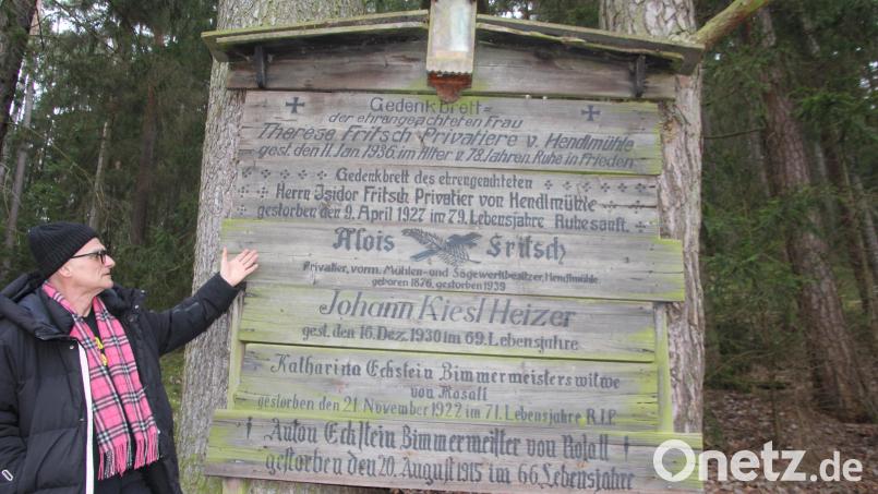 Werner Fritsch vor den Totenbrettern seiner Familie am alten Kirchstieg. Bild: kro