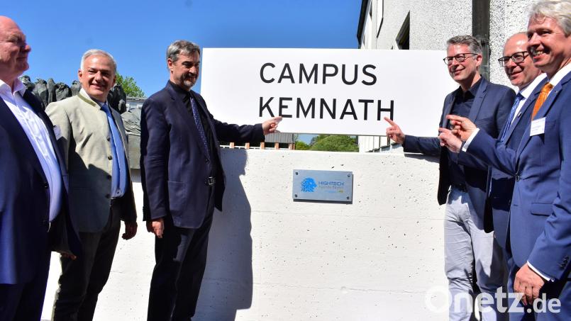 Aus der ehemaligen Realschule wird das 18. Technologietransferzentrum in Bayern. Am Freitag enthüllten der bayerische Ministerpräsident Markus Söder (Dritter von links) und Staatsminister für Wissenschaft und Kunst Markus Blume (Dritter von rechts) das neue Schild vom Campus Kemnath. Bild: lue