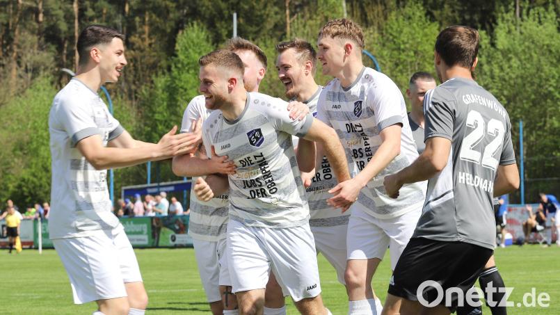 Kann der SV Etzenricht (weiße Trikots) nach dem Pokalsieg unter der Woche am Sonntag auch über die Meisterschaft der Bezirksliga Nord jubeln? Gegen die SpVgg Vohenstrauß könnten die Etzenrichter alles klar machen. Bild: war