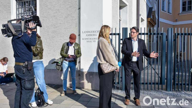 Vor dem Zugang zum Schwurgerichtssaal hatten sich zahlreiche Pressevertreter versammelt. Bild: Stephan Huber