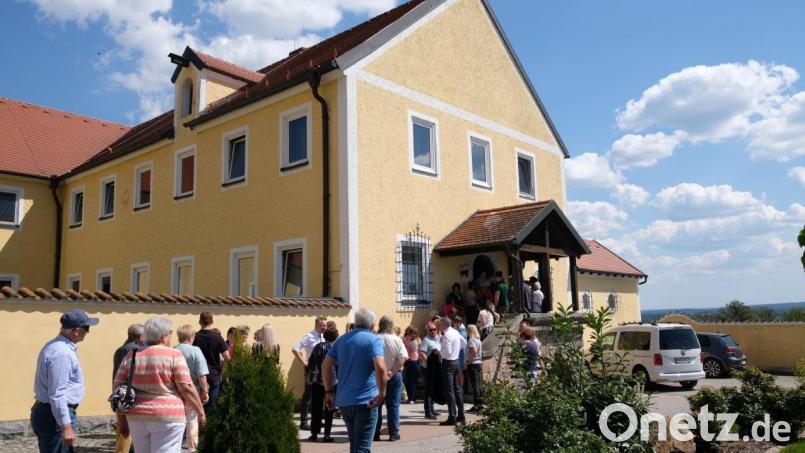 Lange Menschenschlangen vor der Klosterpforte zeugen vom Interesse am Klosterleben. Bild: mab