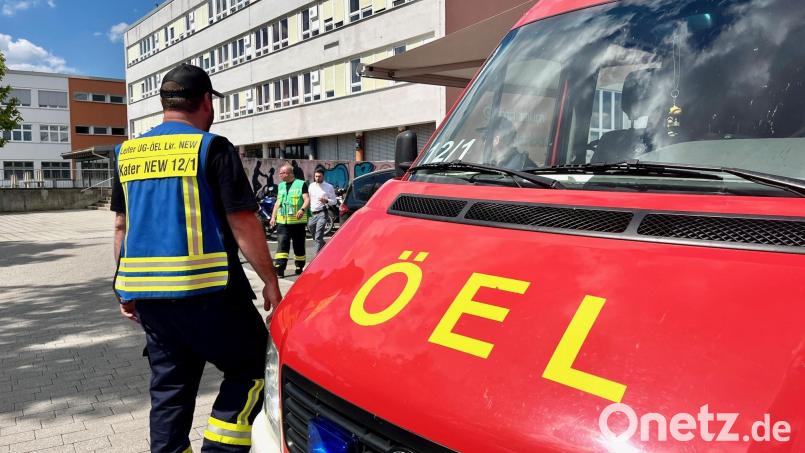Einsatzkräfte in Eschenbach evakuieren das Gymnasium und suchen das Gelände ab. Bild: Gabi Schönberger