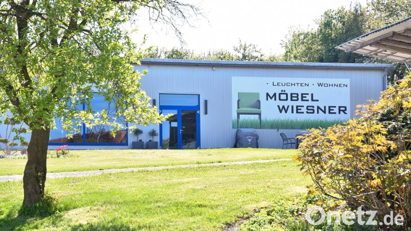 In Immenstetten (Gemeinde Freudenberg) im Landkreis Amberg-Sulzbach eröffneten die Wiesners vor 25 Jahren ihr Möbelgeschäft auf einem ehemaligen Bauernhof. Die Idee dahinter: Ein Möbelgeschäft auf nur einer Ebene – so wie beim Einkaufen in einem Supermarkt. Bild: Petra Hartl