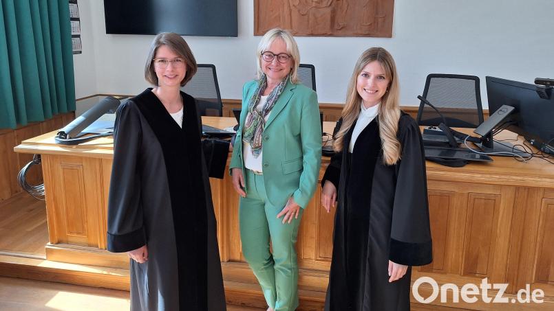 Die Robe ist wichtig: Da sind sich Anna Strauß (links) und Katharina Bauer (rechts) mit Amtsgerichtsdirektorin Michaela Frauendorfer einig. Während ihre Chefin noch als &quot;Exotin&quot; in der Rechtswissenschaft gestartet ist, fühlt sich für die jungen Richterinnen eine Karriere in der Justiz schon viel selbstverständlicher an. Bild: bl