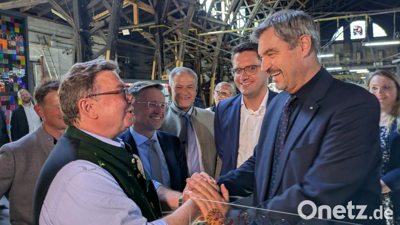 Ministerpräsident Markus Söder (rechts) übernahm bei seinem Besuch in der Glashütte Lamberts in Waldsassen die Schirmherrschaft für das millionenschwere Sanierungsprojekt. Bild: pz