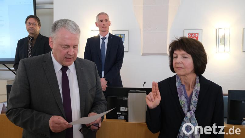 Zu Beginn der Kreistagssitzung vereidigte Landrat Richard Reisinger die neue Kreisrätin Cornelia Hohl-Duschner. Bild: Gerd Spies