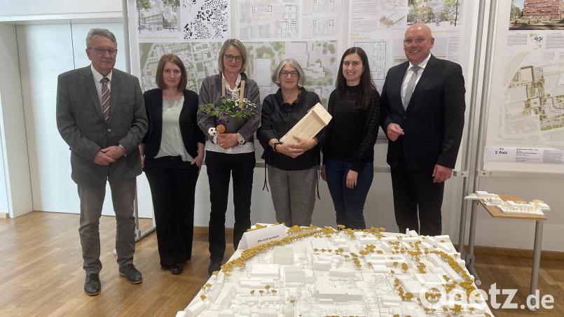 Die Sieger des Architektenwettbewerbs Schulzentrum stehen fest. Oberbürgermeister Oliver Weigel (rechts) und Landrat-Stellvertreter Roland Schöffel (links) gratulierten (von links) Eileen Kühne (Dipl.-Ing. Architektin), Ellen Dettinger (Dipl.-Ing. Architektin), Rita Lex-Kerfers (Landschaftsarchitektin und Stadtplanerin BDLA) und Elisabeth Maier (B.Eng. Univ. Landschaftsarchitektur). Bild: Anja Peltzer/Stadt Marktredwitz
