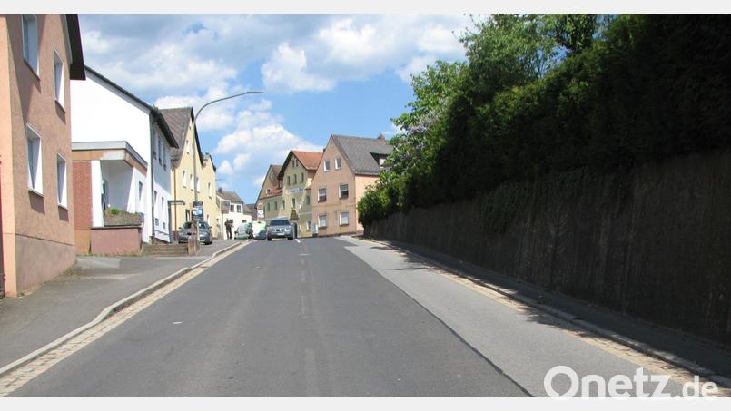 Zwei flanierende Bäume oberhalb der Freihunger Straße könnten in naher Zukunft den Zugang zum Marktplatz ankündigen. Bild: knh