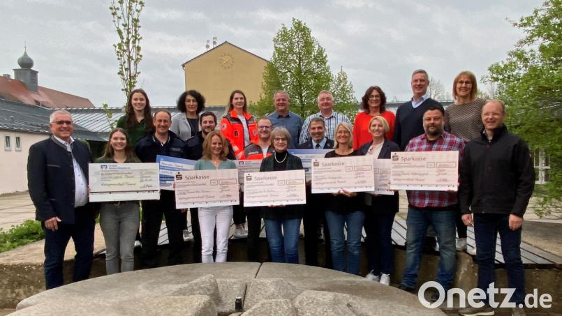 Die Organisatoren bei der Spendenübergabe: Im Bild (von links) Bürgermeister Richard Tischler, Julia Lindner, Marie Baumer (Schützenverein), Hannes Menzl (Feuerwehr Pfreimd), Daniela Hägler, Florian Fröhler (Feuerwehr Pfreimd), Kerstin Birner (SpVgg Pfreimd, Turnen), Kathrin Schiml und Sebastian Hofmann (HvO), Gabi Schönberger (Kindergarten St. Martin), Wolfgang Strehl, Michael Kiener (Feuerwehr Iffelsdorf), Dietmar Maier, Daniela Kielhorn (Franziskuskindergarten), Geoline Igl, Kornelia Nickl (Seniorenheim), Christian Tröster und Michael Pürzer (SpVgg, Fußball), Birgit Seegerer (SpVgg, Turnen) und Mirko Hägler. Bild: Völkl