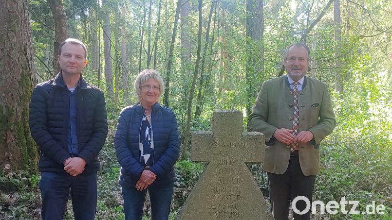 Zum Gedenken an den Todestag legen Bürgermeister Frank Zeitler sowie seine Stellvertreter Irene Ehemann und Johann Kleber im Namen der Stadt einen Kranz nieder. Bild: Hans Lobinger/exb