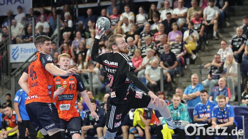 Antonio Metzner (am Ball) ist in dieser Szene nicht zu stoppen. Der HC Erlangen feierte gegen die Rhein-Neckar Löwen einen 34:25-Erfolg. Bild: Daniel Marr/Sportfoto Zink