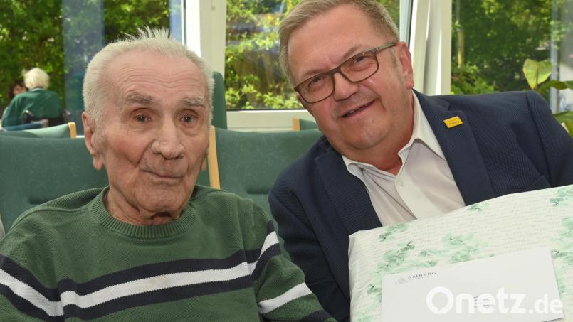 Zum 95. Geburtstag von Alfred Gugel überreichte Bürgermeister Martin Preuß (rechts) eine Kuscheldecke und spielte dem Jubilar zudem ein Geburtstags-Ständchen am Klavier. Bild: gf