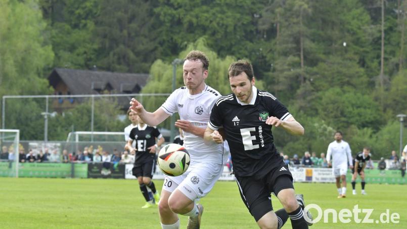 Gebenbachs Leon Kipry (links) und Daniel Gömmel von der DJK Ammerthal im Zweikampf. Bild: Hubert Ziegler