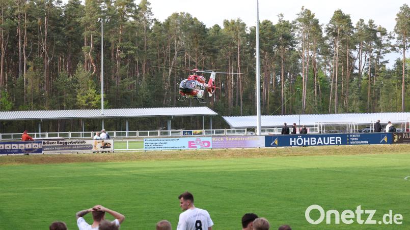 Nach dem Spiel landete ein Rettungshubschrauber, weil sich ein Gästespieler an der Schulter verletzt hatte. Bild: Dieter Jäschke