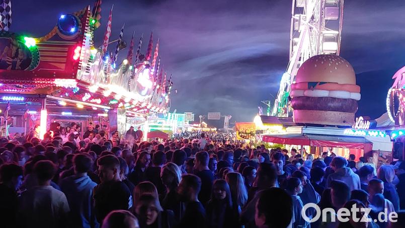 Umfallen konnte während des Feuerwerks keiner, so voll war es an diesem Abend auf dem Frühlingsfest in Weiden. Bild: Kunz