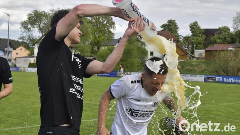 &quot;Upo&quot;-Trainer Sven Seitz (rechts) bekam bei den Feierlichkeiten in den Genuss der schon obligatorischen Bierdusche. Bild: Hubert Ziegler
