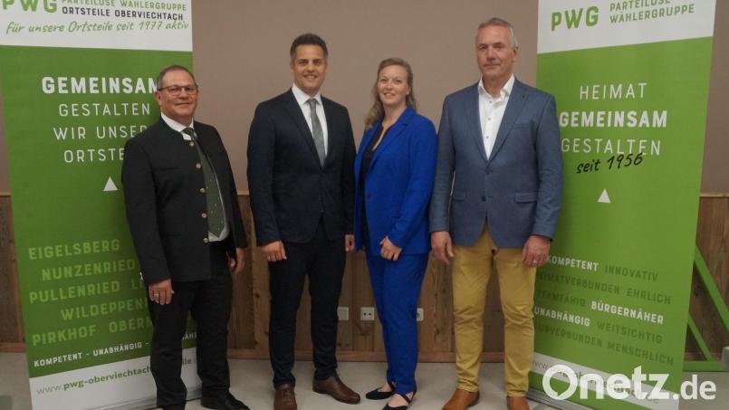 Die PWG Oberviechtach mit Vorsitzendem Michael Preiß (rechts) und die PWG Ortsteile mit Vorsitzendem Egbert Völkl (links) hatten Rudolf Teplitzky (im Bild mit Gattin Steffi) zum Bürgermeisterkandidaten vorgeschlagen. In der Nominierungsversammlung erhält er das einstimmige Veto. Bild: Elfriede Weiß/exb