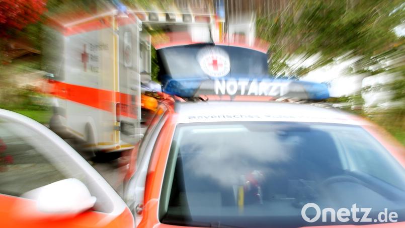 Rettungskräfte bringen den verunglückten Mitarbeiter sofort ins Krankenhaus. Symbolbild: Stephan Jansen/dpa