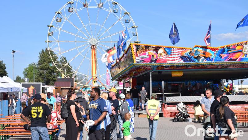 Flanieren durch den Fun Park und Small Talk waren auch dieses Jahr wieder etwas Besonderes für die Volksfestgäste im Truppenübungsplatz Hohenfels. Bild: bö