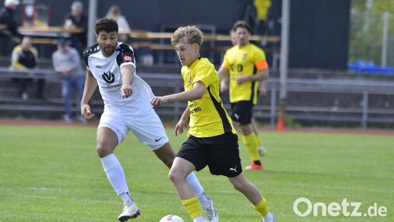 Eduard Baumbach (rechts) und der FC Amberg holten beim TSV Bogen ein 1:1. Archivbild: Hubert Ziegler