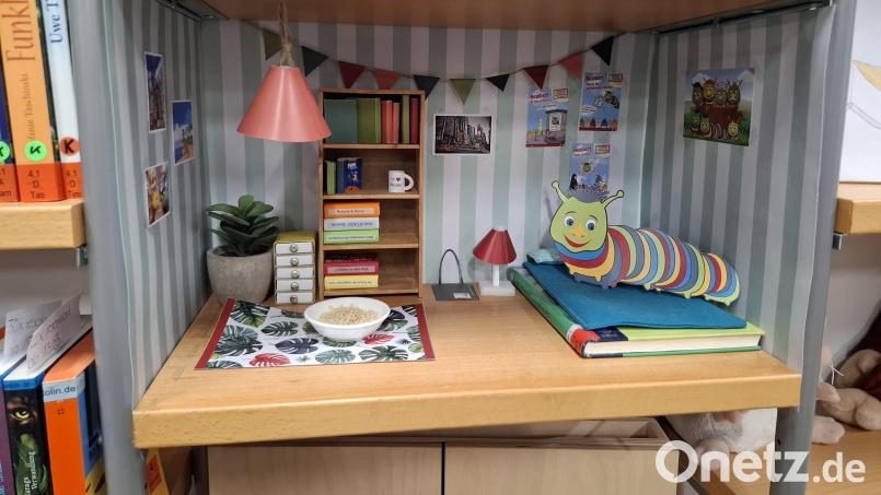 Die Raupe Regibert wurde bei seinem letzten Abenteuer verhext und in eine stinkende Socke verwandelt. Kinder konnten durch das Lesen von vielen Büchern helfen, ihn zurückzuverwandeln. Bild: Eva Kreuzer