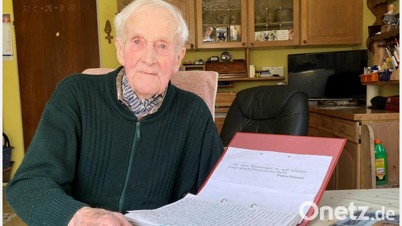 Auf 100 Seiten hat der hundertjährige Josef Schottenbauer seine Lebensgeschichte, seine Kriegserlebnisse und das Leben in Gefangenschaft aufgeschrieben: Berührende, persönliche Erlebnisse, die in keinem Geschichtsbuch zu finden sind. . Bild: Völkl