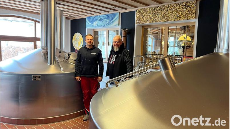 Braumeister Johannes Püttner und sein Sohn, Brauer Jeremias Püttner, wollen künftig weitgehend energieautark arbeiten. Bild: juh