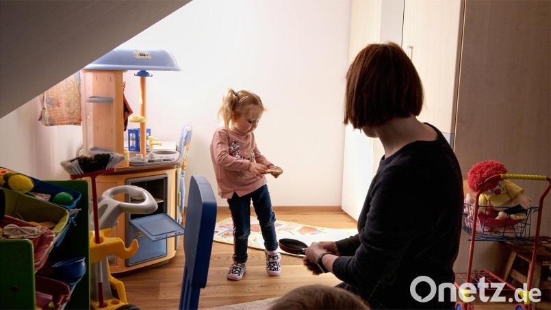 Der Gen-Defekt FOP wird in der Regel im Kindesalter entdeckt, wie bei der dreijährigen Anna (heute 5) aus Sulzbach-Rosenberg. Bild: Atelier für sehenswerte Medien/exb