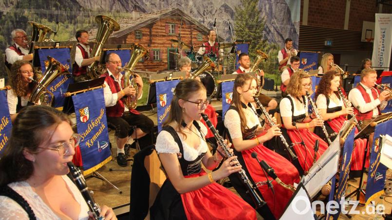 Von Beginn an spielte die Stadtkapelle Kemnath bei „ihrem“ Starkbierfest zünftig auf. Bild: kro