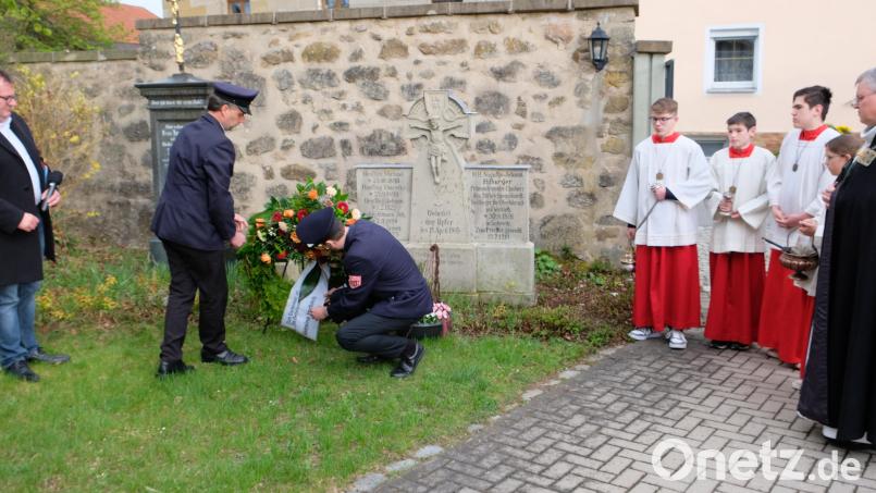 Im Rahmen des Gedenktages legte Bürgermeister Alexander Goller mit Kameraden der Freiwilligen Feuerwehr Oberbibrach am Ehrenmal für die Toten des 19. April 1945 einen Kranz nieder. Ein Gebet sprach Pater Adrian Kugler, Prior des Klosters Speinshart. Bild: do