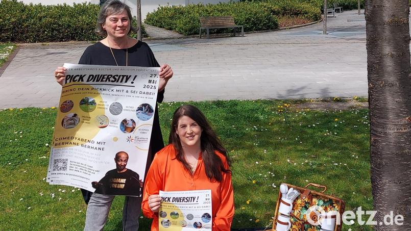 Andrea Rausch (CJD Jugendmigrationsdienst Sulzbach-Rosenberg) und Nadine Gräml (Gleichstellungsbeauftragte der Stadt Amberg) bei der Programmvorstellung zum Diversity Tag 2025, an dem sich erneut auch die Stadt Amberg beteiligt. Bild: Martin Weiß/exb