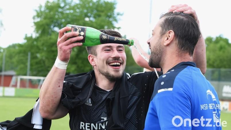 Fürsorglich kümmerte sich Stürmer Florian Krapf (links) um die Bedürfnisse seines Trainers Markus Peetz und gab ihm die Flasche. Bild: Büttner