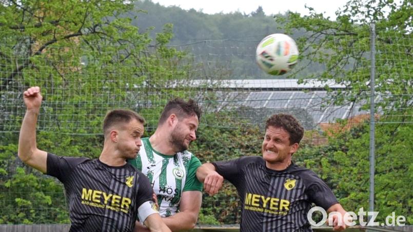 Slavomir Strmiska (grünes Trikot) setzt sich im Luftkampf gegen zwei Gästespieler durch. Ein Bild mit Seltenheitswert, denn meistens hatten die Spieler des SV Mitterteich im Kellerduell gegen den SV Lauterhofen (1:4) das Nachsehen. Bild: Gebert