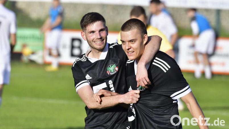 Gratulation an Olesksii Ohurtsov (rechts) von der DJK Ammerthal zu einem seiner vier Treffer im Derby von seinem Mannschaftskollegen Marco Kaiser. Bild: Hubert Ziegler