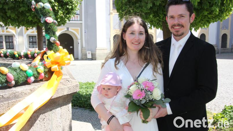 Ein glückstrahlendes Brautpaar: Birgit und Jochen Klüher mit ihrer gemeinsamen Tochter Amelie. Bild: kro