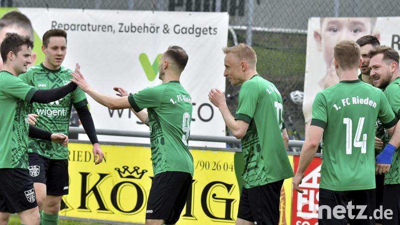 Duell der Kreisliga-Vizemeister: In der Bezirksliga-Relegation geht es für die Spieler des 1. FC Rieden zunächst gegen den TSV Erbendorf. Bild: Hubert Ziegler